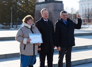 Виктор Томенко вручил алтайским медикам ключи от 63 автомобилей