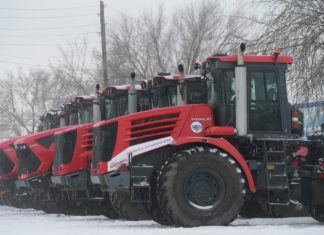 Губернатор Алтайского края Виктор Томенко проконтролировал подготовку техники к посевной