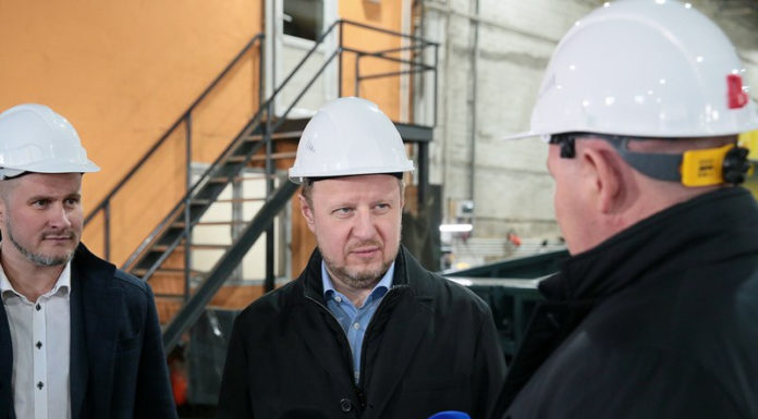 Губернатор Виктор Томенко посетил предприятие «Комплекс Агро» — одно из ведущих в России по производству сельхозтехники