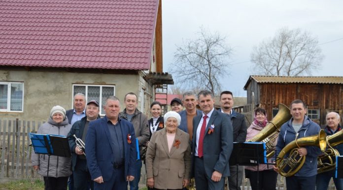 В Усть-Калманском районе прошла акция «Парад у дома ветерана»