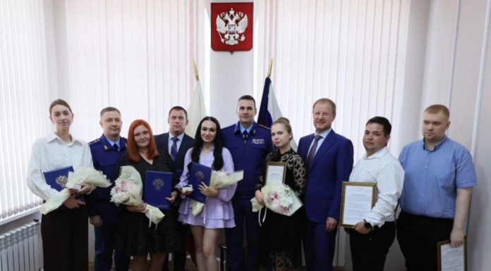 Дети-сироты в Бийске сегодня получили ключи от квартир и жилищные сертификаты на приобретение жилья
