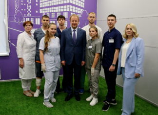 Губернатор Томенко пообщался со студентами, которые будут работать в селах и на скорой помощи