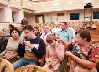 В Молодежном театре Алтая адаптировали еще два спектакля для незрячих и слабовидящих