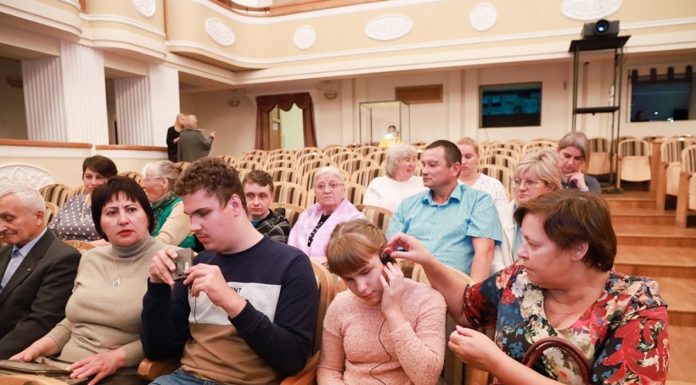 В Молодежном театре Алтая адаптировали еще два спектакля для незрячих и слабовидящих