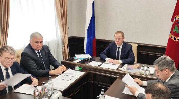 Губернатор края Виктор Томенко принял участие в видеоселекторном совещании по вопросам готовности регионов Сибири к паводку и пожароопасному сезону .