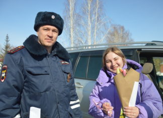 Жительниц Усть-Калманского района поздравили с 8 Марта сотрудники ГИБДД