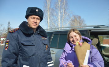 Жительниц Усть-Калманского района поздравили с 8 Марта сотрудники ГИБДД